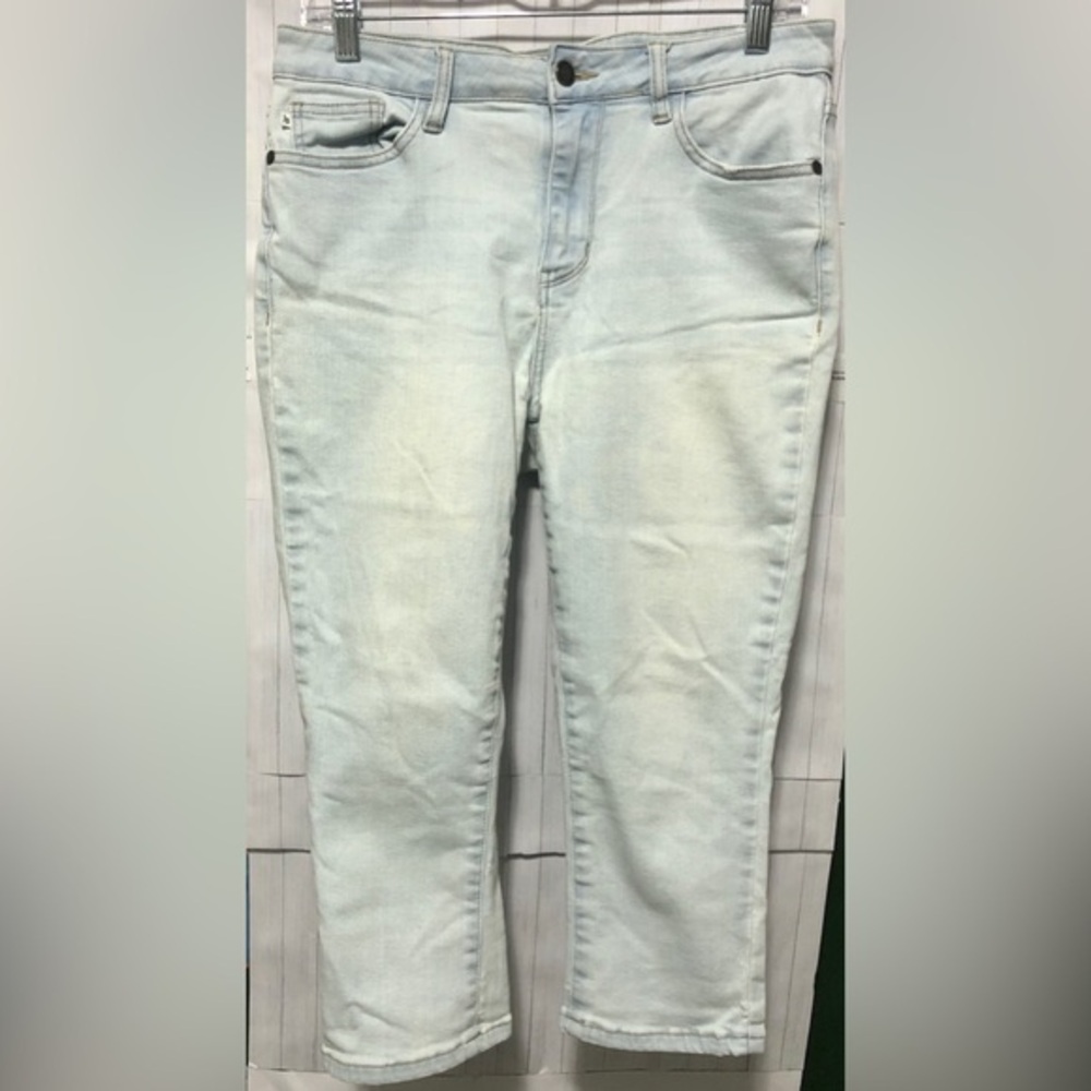 🦜Judy Blue Ultra Light Blue Mid-Rise Skinny Capri's